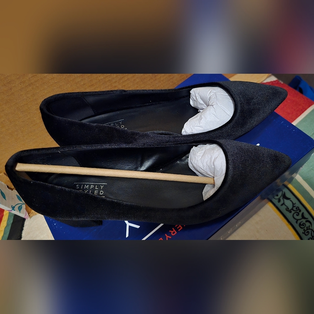 EUC Simply Styled 8.5M Black Suede Dress Shoes